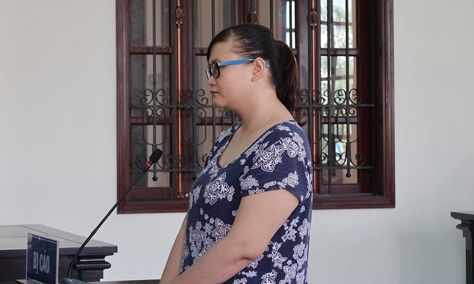 Sài Gòn: Bảo mẫu tát bé gái 5 tuổi lệch má ngất xỉu ngay tại tòa khi nhận bản án