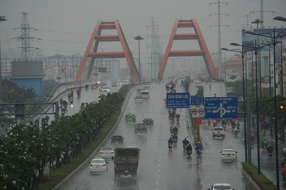 
Thành phố Hồ Chí Minh mưa mịt mù. Ảnh : Vietnamnet