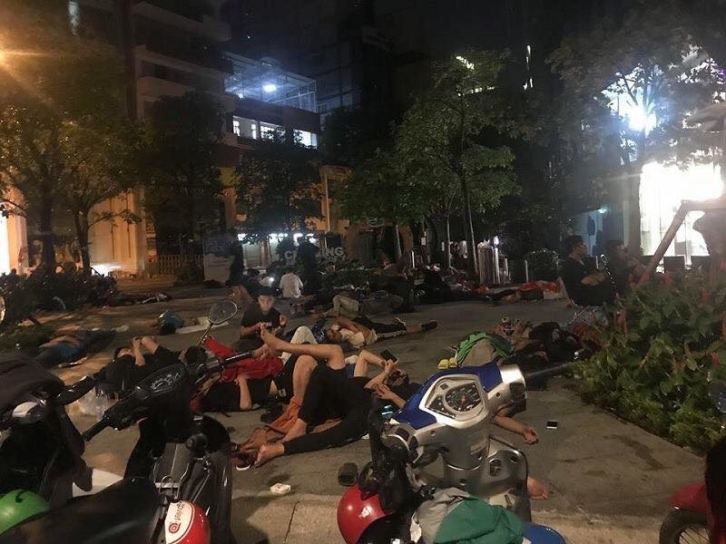 
Rất nhiều người tại TP Hồ Chí Minh sẵn sàng đi xếp hàng từ tối hôm trước để tranh thủ cơ hội giảm giá này