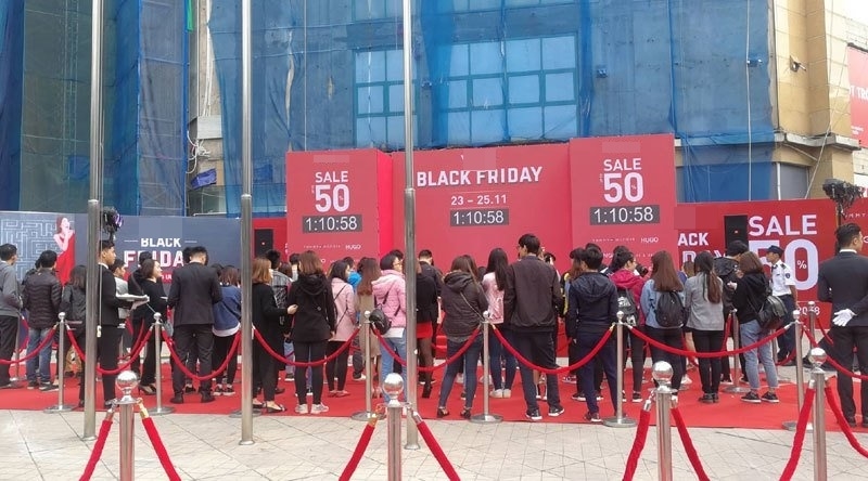 
Tại một trung tâm mua sắm ở Hà Nội, hàng trăm người đứng xếp hàng từ sáng sớm, mặc dù trung tâm chỉ mở cửa đón khách từ 9 giờ