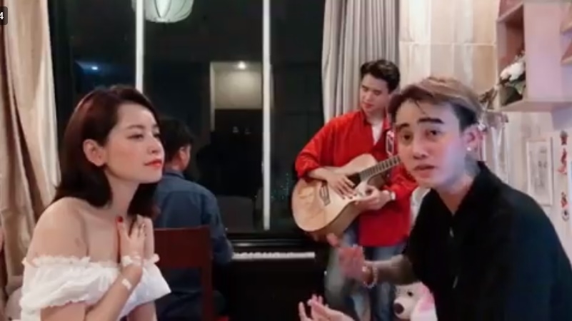 
Đạt G và Chi Pu cùng hát live Mời anh vào team em.