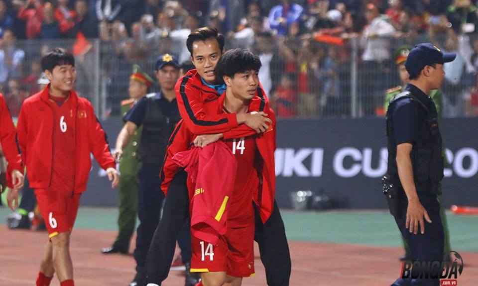 
Văn Toàn dính chấn thương trong buổi tập trước trận gặp Campuchia. (Ảnh: bongda.com.vn)