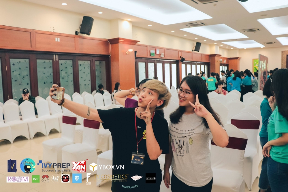 
Ty Lê, chàng beauty blogger tài năng nhận được nút Bạc Youtube, chụp hình cùng người hâm mộ tại sự kiện. 