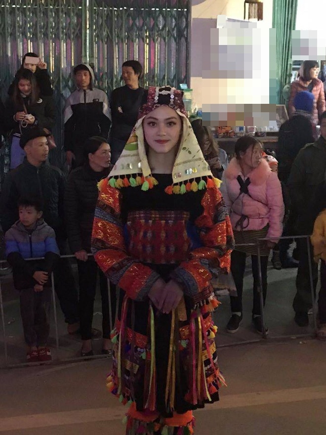 Bị chụp lén trong lễ hội tại Hà Giang, cô gái mặc trang phục dân tộc khiến CĐM rần rần 
