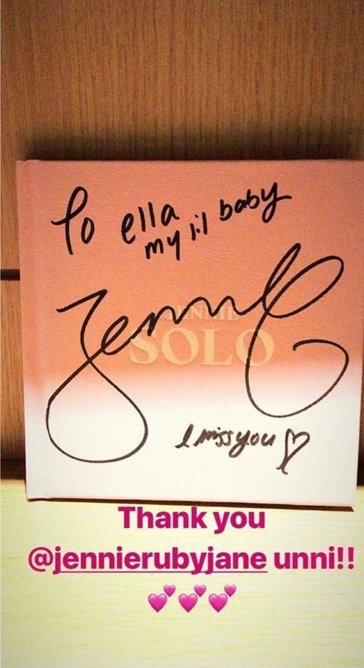 
Jennie còn tặng cho Ella album Solo có chữ kí của mình.