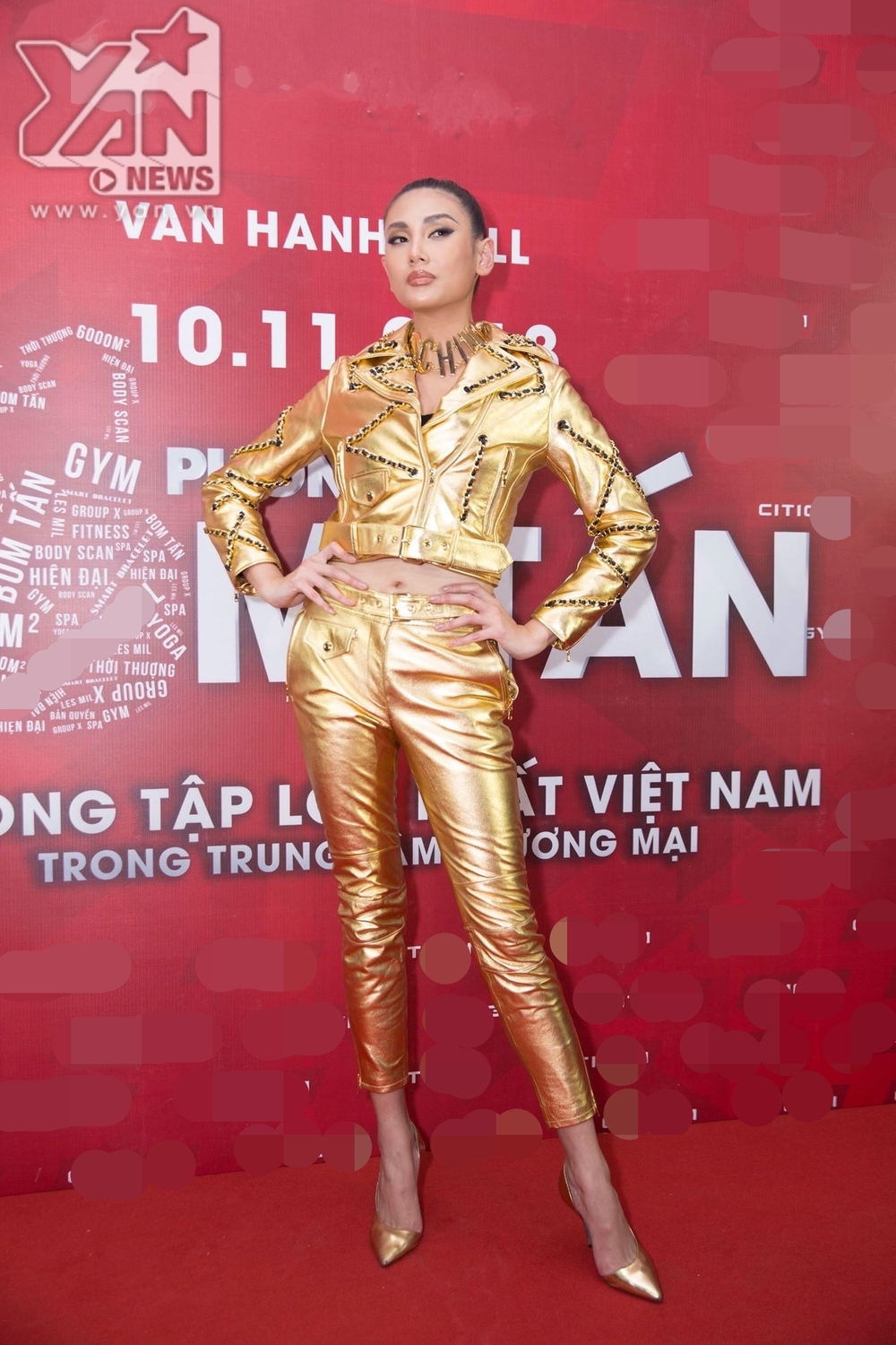 
Tuy nhiên, nhiều fan "ruột" của siêu mẫu cũng đã tinh ý nhận ra chiếc vòng cổ hàng hiệu to bản cực sành điệu được chân dài phối khéo léo với bộ trang phục giống y như của Minh Hằng.