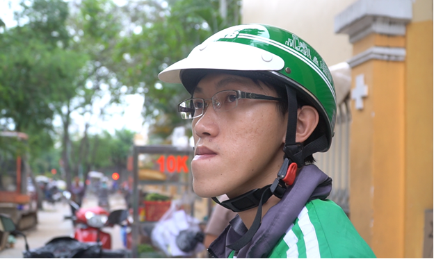 
Nguyễn Duy Phương - chàng thạc sĩ hàm móm lái xe ôm vô tình nổi tiếng khắp cộng đồng mạng sau một clip có nội dung miệt thị người bị khiếm khuyết. 