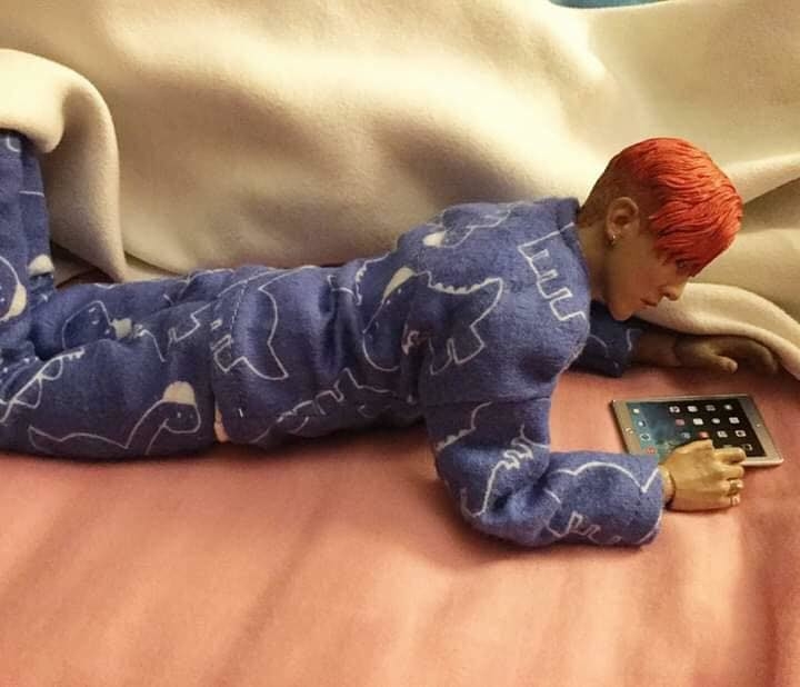 
G-Dragon sau một ngày làm việc vất vả sẽ như thế này đây: Mặc pyjama, nằm dưới sàn và lên mạng giải trí.
