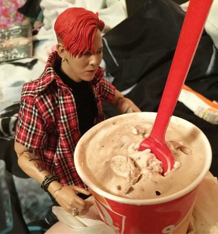 
Ở nhà chán quá cũng có thể rủ "G-Dragon" đi ăn kem đấy...