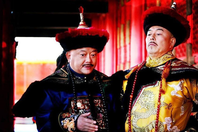 
Hình ảnh nhân vật Hòa Thân cùng vua Càn Long trên phim ảnh