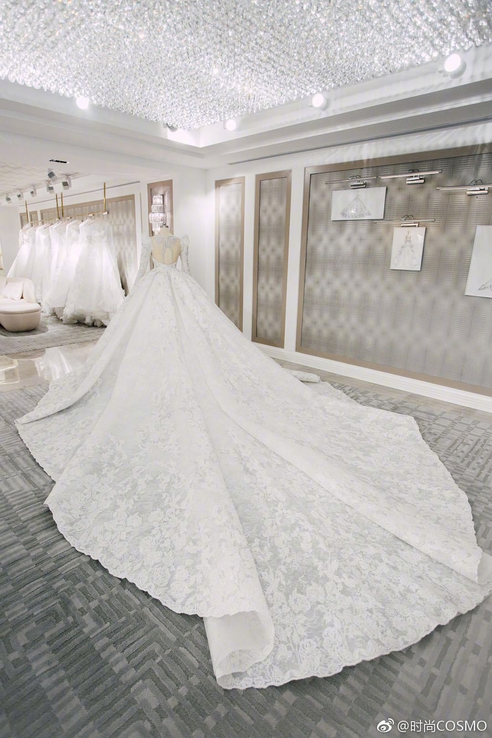 
Theo tiết lộ mẫu váy này đã tốn đến 5.600 giờ tương đương gần đến 8 tháng để thực hiện, với phần đuôi váy xòe rộng dài 3,99m.