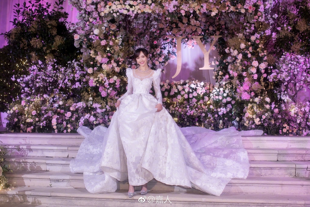 
Điều bí mật vô cùng ngọt ngào được ẩn chứa trong chiếc này chính là thân váy đính kết 1.206 bông hồng thêu ren, tượng trưng cho ngày sinh nhật 12/06 của cô dâu Đường Yên.