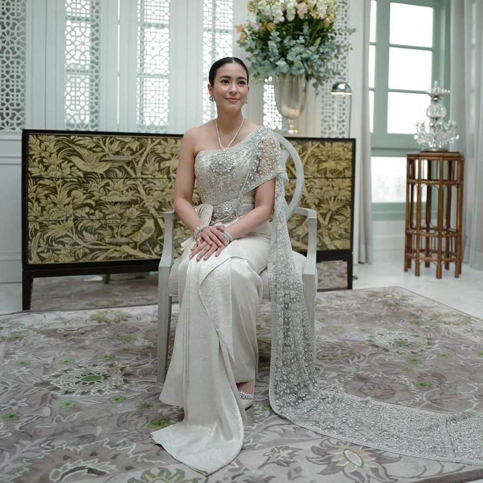 
Đầu tiên, phải kể đến là bộ váy cưới truyền thống của xứ sở chùa Vàng. Được tạo từ 100% lụa nguyên chất, thiết kế này đã giúp tôn lên vẻ đẹp sang trọng, quý phái của cô dâu, đến từ một thương hiệu váy cưới nổi tiếng tại đất nước này.