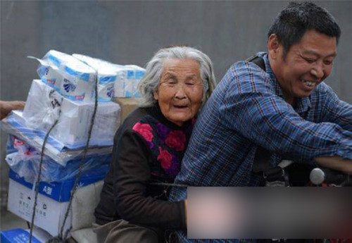 
Câu chuyện về cậu con trai chăm sóc mẹ già bị Alzheimer nổi tiếng tại Trung Quốc