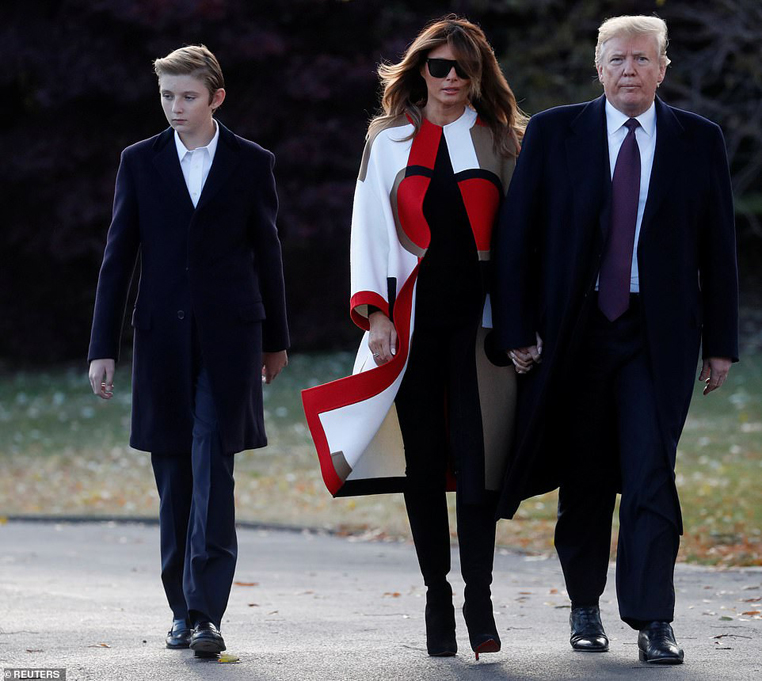 
Barron ăn mặc rất lịch sự và trang trọng, với sơ mi, quần tây, áo vest tối màu và giày da thanh lịch giống hệt bố Donald Trump, có điều không thắt cà vạt như bố.