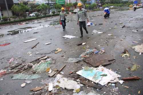 
TP HCM rác ngập đường sau mưa lớn. Ảnh: Sỹ Đông