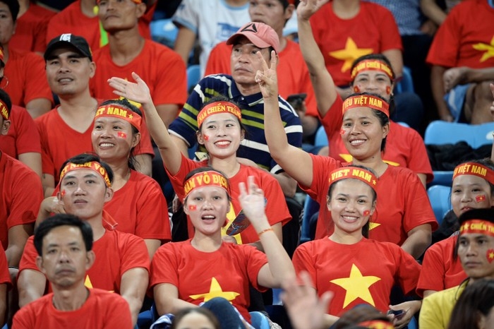 CĐM ngỡ ngàng vì chỉ mới trận đầu tiên của AFF Cup mà khán giả Việt đã phủ đỏ hết khán đài sân khách