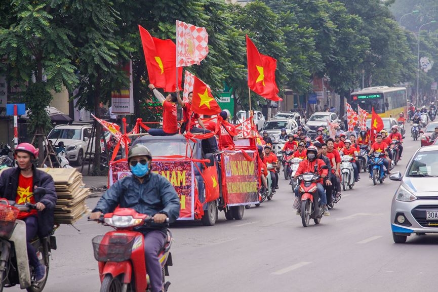 
Các CĐV diễu hành qua một số tuyến phố Hà Nội