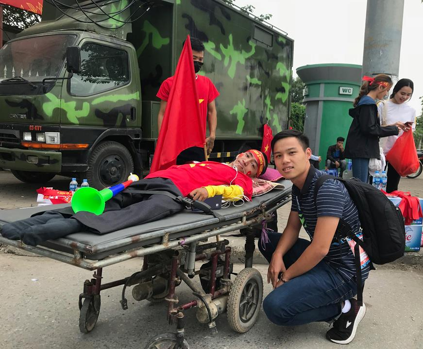 Rơi nước mắt trước hình ảnh CĐV khuyết tật nửa người vượt 350km ra Hà Nội cổ vũ đội tuyển Việt Nam