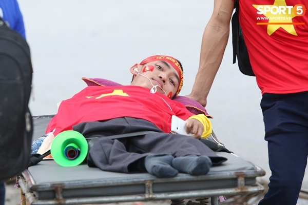 Rơi nước mắt trước hình ảnh CĐV khuyết tật nửa người vượt 350km ra Hà Nội cổ vũ đội tuyển Việt Nam