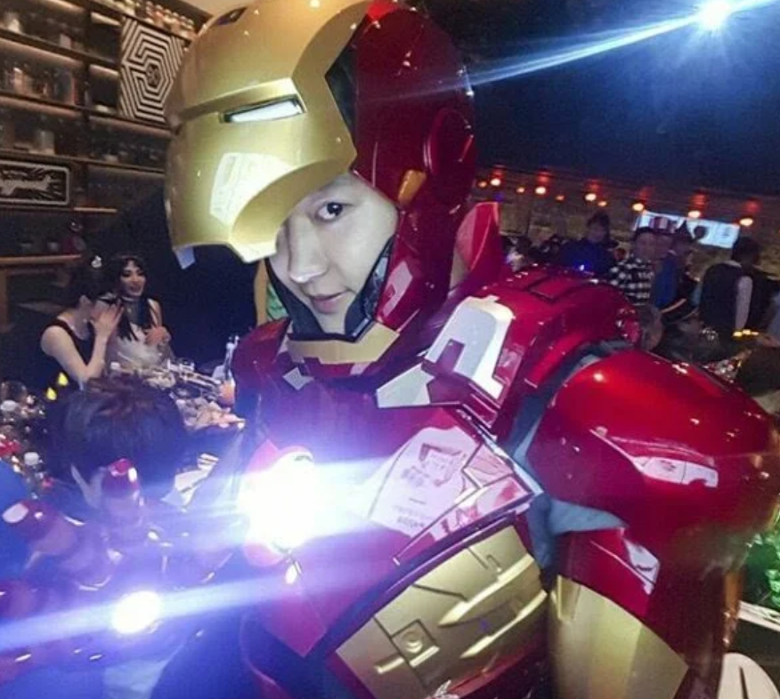 
Chanyeol đã hóa trang thành Iron Man vào Halloween năm ngoái. Anh chàng đặc biệt thích các siêu anh hùng của Marvel.