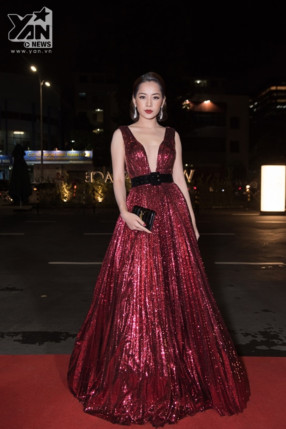 
Đến tham dự sự kiện, nữ ca sĩ Chi Pu khoe vẻ quyến rũ "khó cưỡng" trong thiết kế đầm xẻ ngực sâu "hun hút" màu đỏ cực nổi bật.