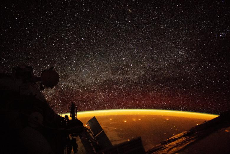 
Trạm Vũ trụ Quốc tế (ISS) hôm 7/10 đã chộp được khoảnh khắc nom rất siêu thực khi vỏ ngoài Trái đất được phủ bởi một quầng sáng vàng óng ả tới khó tin. Tuy nhiên, đây là một phần của hiện tượng cực quang được nhìn ở góc độ khác một chút thôi.​
