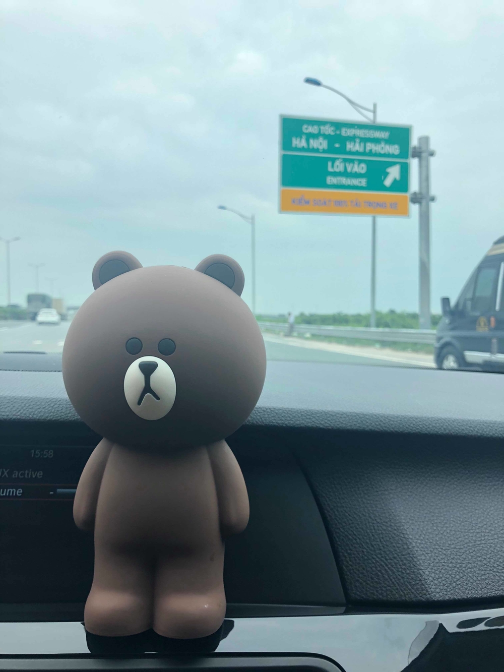 
Gấu Brown cùng Thu Hương có những chuyến đi xa với nhau