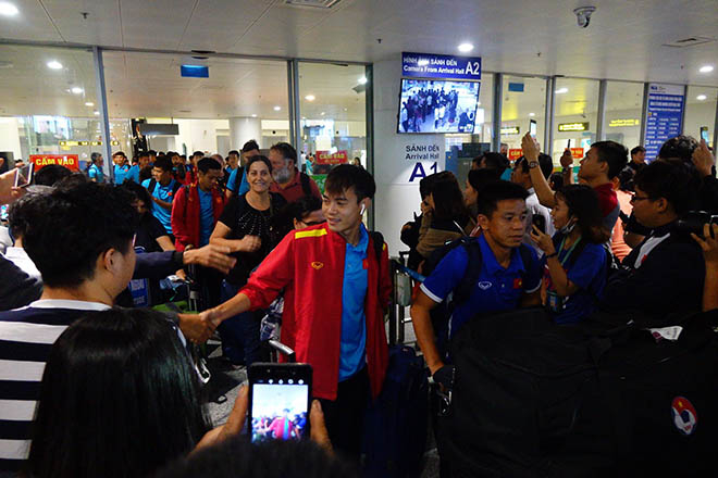 
Người hâm mộ tập trung ở sân bay Nội Bài để đón các tuyển thủ Việt Nam. Dù không thể giành chiến thắng trước đối thủ Myanmar trong trận đấu trên sân Thuwanna hôm 20/11 vừa qua nhưng ĐT Việt Nam vẫn đứng trước cơ hội lớn giành quyền vào bán kết.