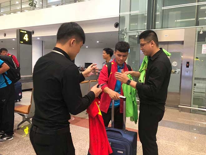
Có khá đông NHM tập trung ở sân bay để chào đón ĐT Việt Nam về nước. Quang Hải là một trong những ngôi sao được săn đón nhiều nhất tuyển Việt Nam.