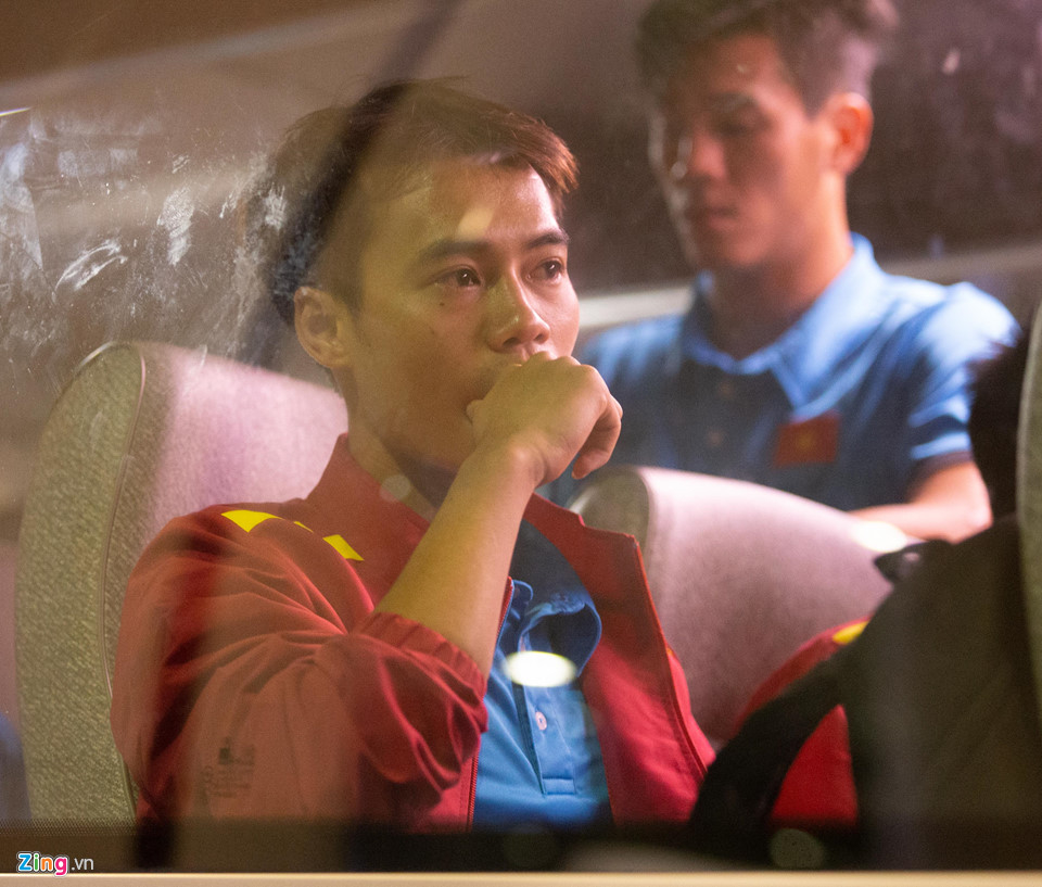 
Dù khá thân thiện với NHM nhưng Văn Toàn lại tỏ ra trầm ngâm khi lên xe buýt. Tiền đạo sinh năm 1996 vẫn thể hiện cái duyên với mành lưới Myanmar nhưng rất tiếc đã bị trọng tài biên "cướp" đi 1 bàn thắng hợp lệ. 