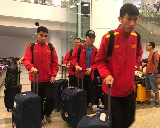 
Khoảng 22h tối 21/11, đội tuyển Việt Nam đã có mặt tại sân bay Nội Bài - Hà Nội sau chuyến bay từ Yangon - Myanmar. Đa số các tuyển thủ đều tỏ ra mệt mỏi.