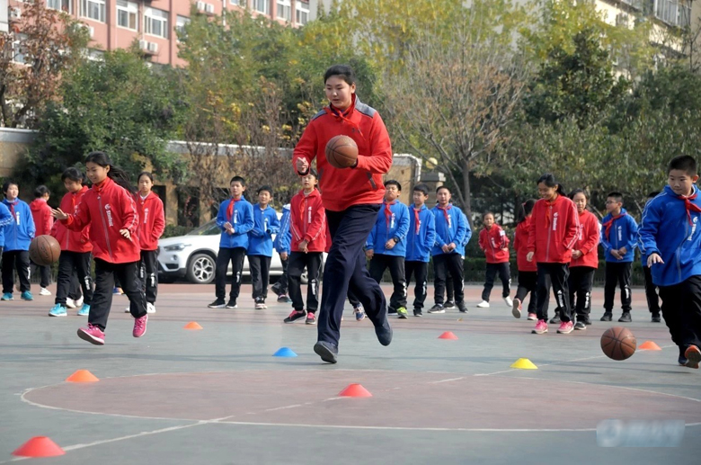 
Zhang Ziyu ​rất mê bóng rổ, và tất nhiên các bạn cùng lớp không thể là đối thủ.