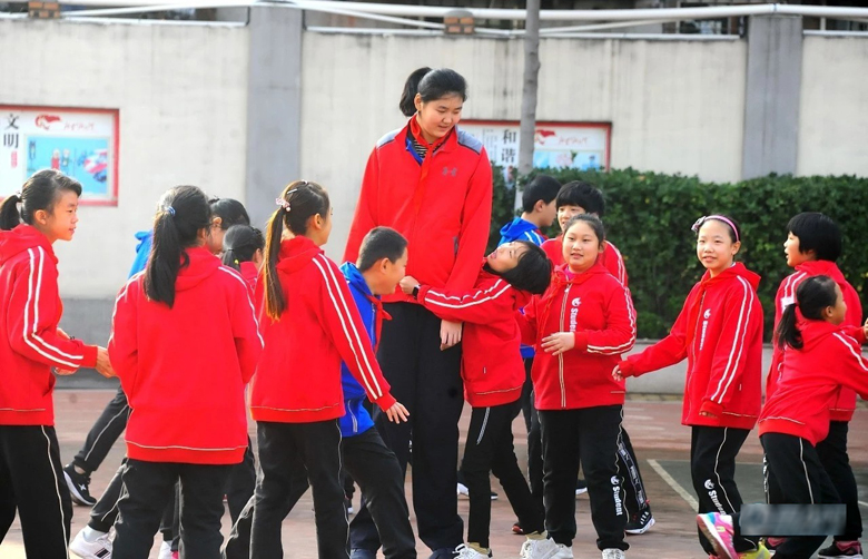
Cô bé Zhang Ziyu ​ở Trung Quốc sở hữu chiều cao đến 2,1m.