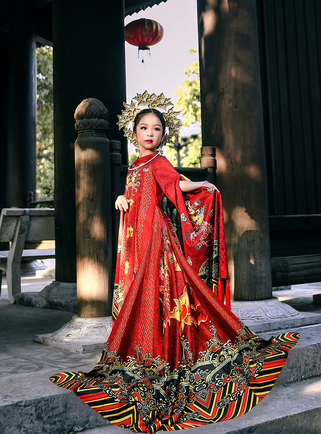 
Bộ quốc phục của cô bé 6 tuổi được đánh giá cao về sự kết hòa quyện giữa nét hiện đại, cùng phom dáng trang phục truyền thống, lấy cảm hứng từ Hoàng hậu Nam phương. 