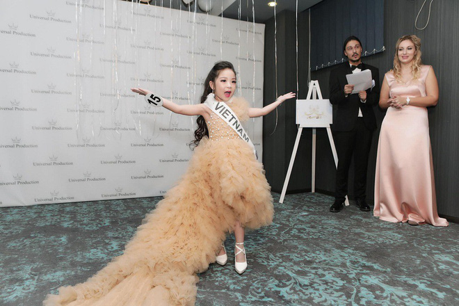 
Nhờ vào điệu nhảy Belly dance xinh xắn, cô bé đã giành gỉa Hoa hậu Tài năng trong cuộc thi Miss Eurasia 2018.  