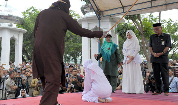 Indonesia: Cô gái bị đánh bằng roi trước nhiều người vì dám thân mật với chồng chưa cưới