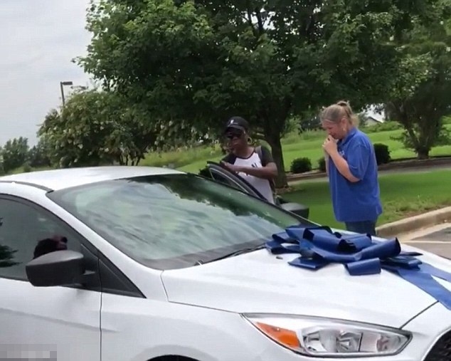 
Bà Courtney Adeleye đã mua tặng cho cô giáo may mắn (áo xanh) một chiếc ô tô mới - Ảnh: Instagram