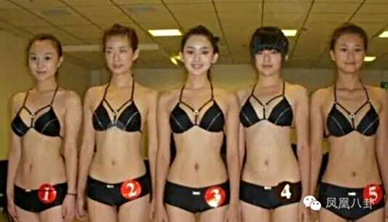 
Na Trát (giữa) nhiều lần diện bikini gợi cảm.
