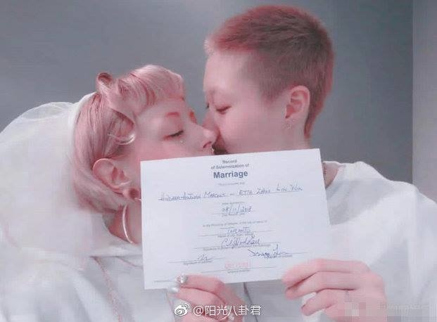 
Ngô Trác Lâm công khai giấy đăng ký kết hôn với bạn gái đồng tính Andi.