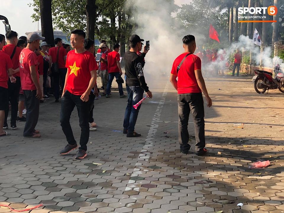 
19h30, trận đấu giữa đội tuyển Việt Nam và Malaysia mới bắt đầu nhưng cổ động viên đã có mặt tại SVĐ Mỹ Đình từ rất sớm