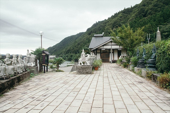 
Khu vực này ở gần thị trấn Osawano của Nhật Bản, trong ngôi làng Fureai Sekibutsu no Sato - có nghĩa là “ngôi làng nơi bạn thấy các tượng Phật”.​