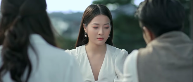 
Cô nàng bạn thân khiến người xem "sôi máu" trong MV của Hương Giang Idol