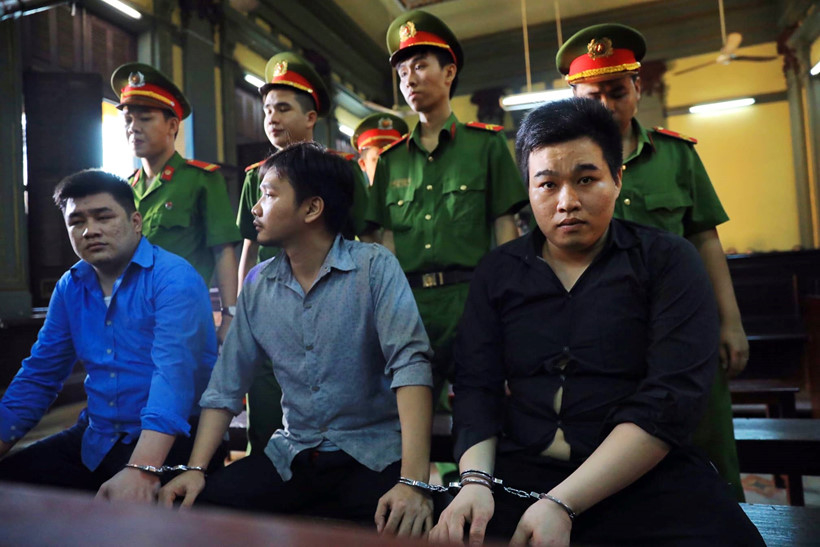 
Các bị cáo tại tòa, từ trái qua: Nguyễn Tấn Tài, Ngô Văn Hùng, Nguyễn Hoàng Châu Phú. Ảnh: Ngọc Dương