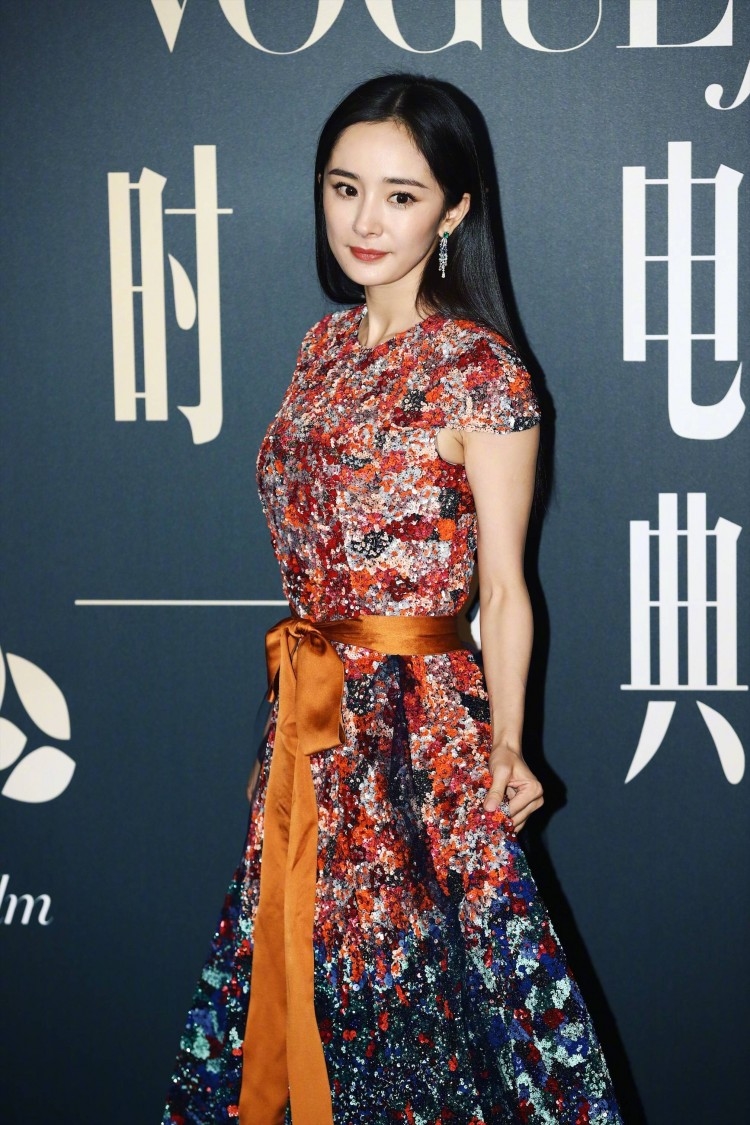 
Với mẫu váy đính kết rườm rà, Dương Mịch khéo léo lựa chọn lối trang điểm nhẹ nhàng cùng mái tóc suông thẳng. 