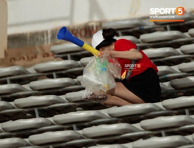 
Không có quá nhiều rác trên khán đài của các cổ động viên Việt Nam