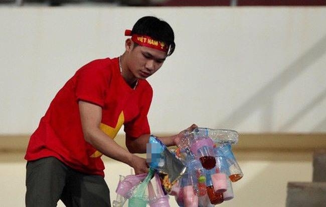
Nhiều cổ động viên Việt Nam nán lại sân vận động để dọn vệ sinh sau trận đấu
