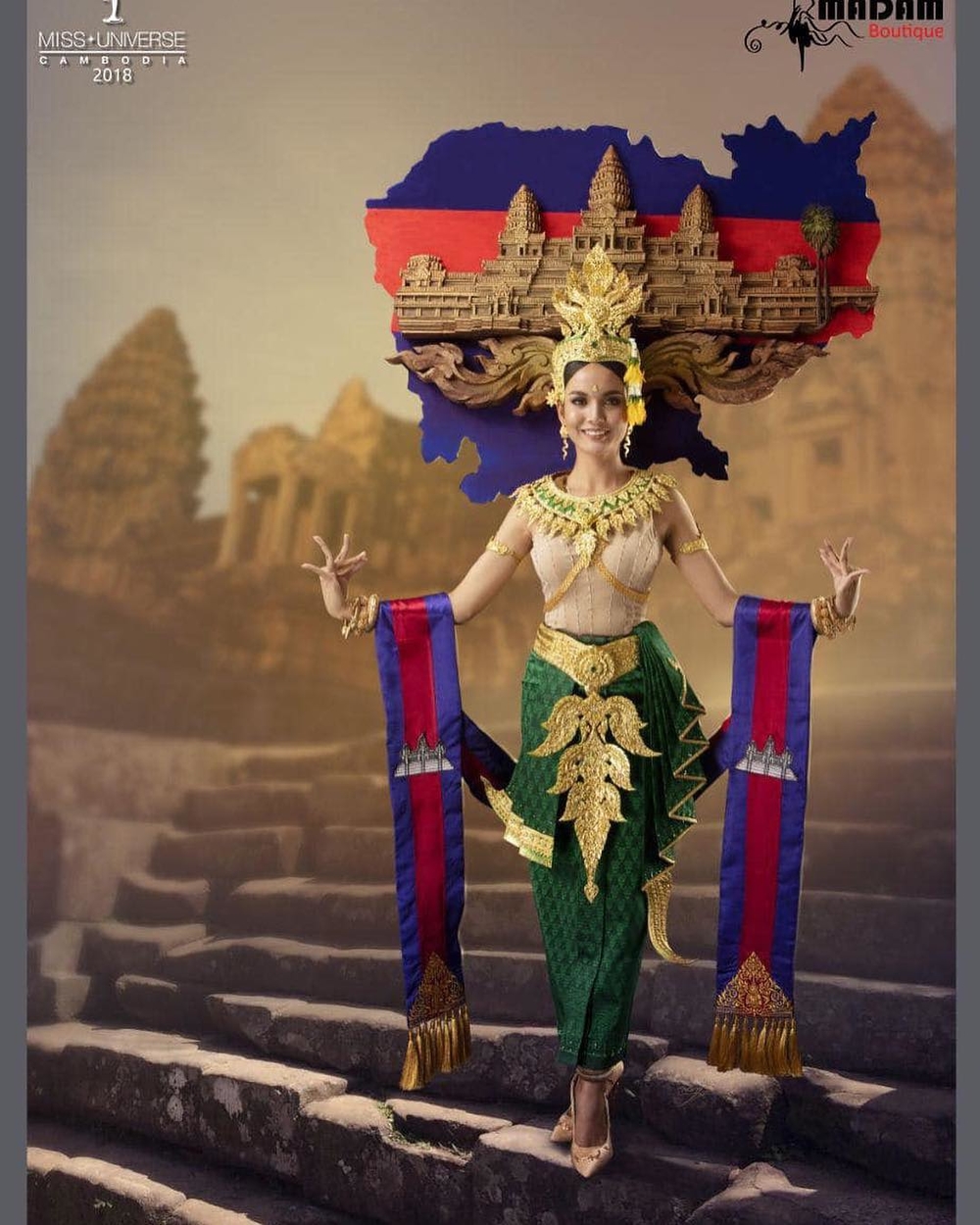 
Bộ trang phục mang đậm nét văn hóa của Campuchia với những chi tiết đền thờ.