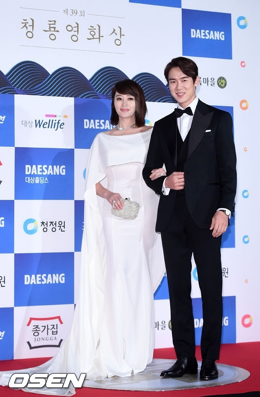 
"Chị đại" Kim Hye Soo sánh bước bên nam diễn viên điển trai Yoo Yeon Seok.