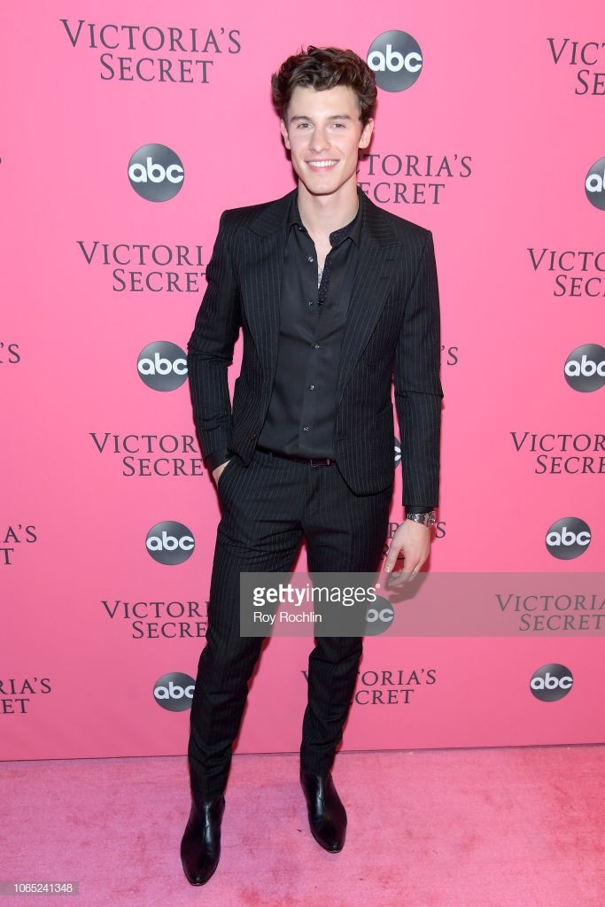
Shawn Mendes lịch lãm khi diện cả set đồ tông đen trên thảm hồng. Anh là ca sĩ trình diễn trong show Victoria's Secret 2018. 
 